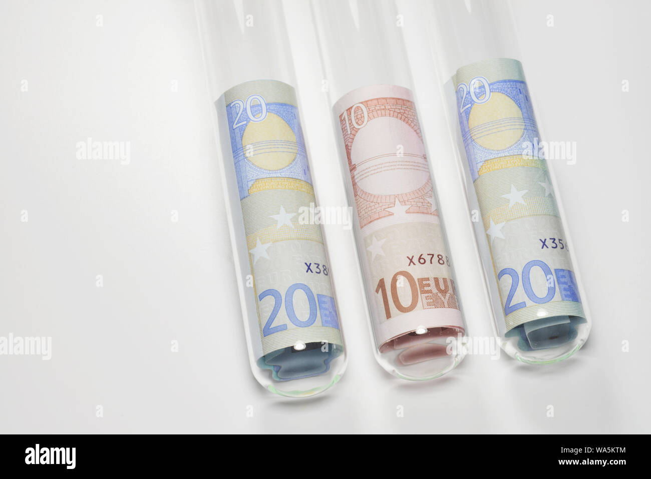 Le banconote in euro in safed provette Foto Stock