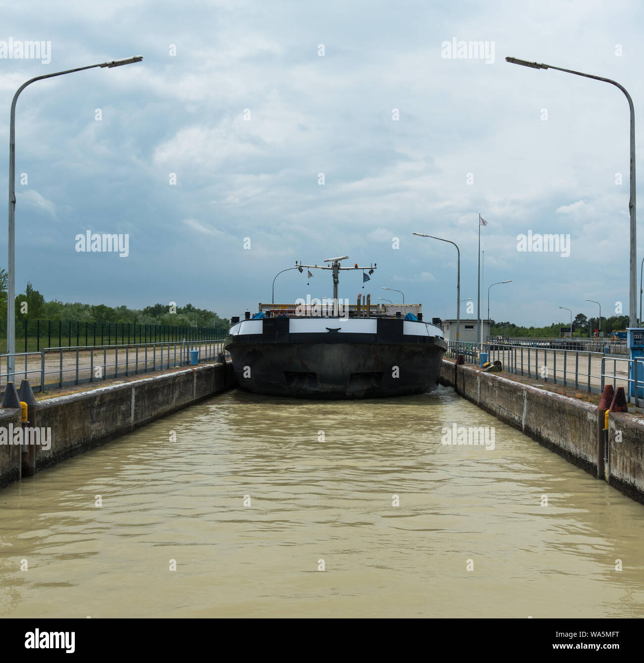 Nave portacontainer in barrage con bloccaggio sul fiume Foto Stock