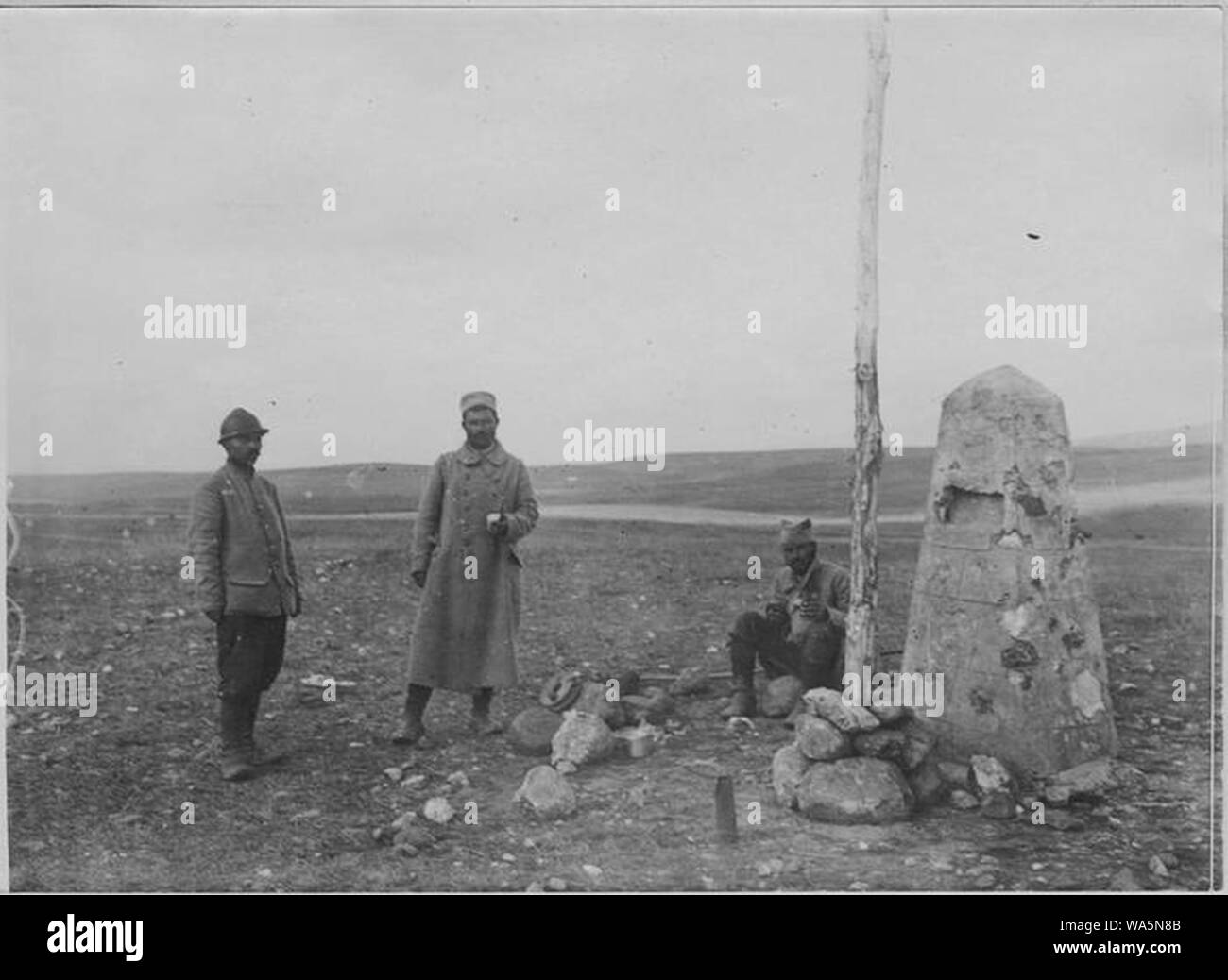 DJivonian novembre 1916). Soldats serbes Près d'une borne frontière de la Serbie. Foto Stock
