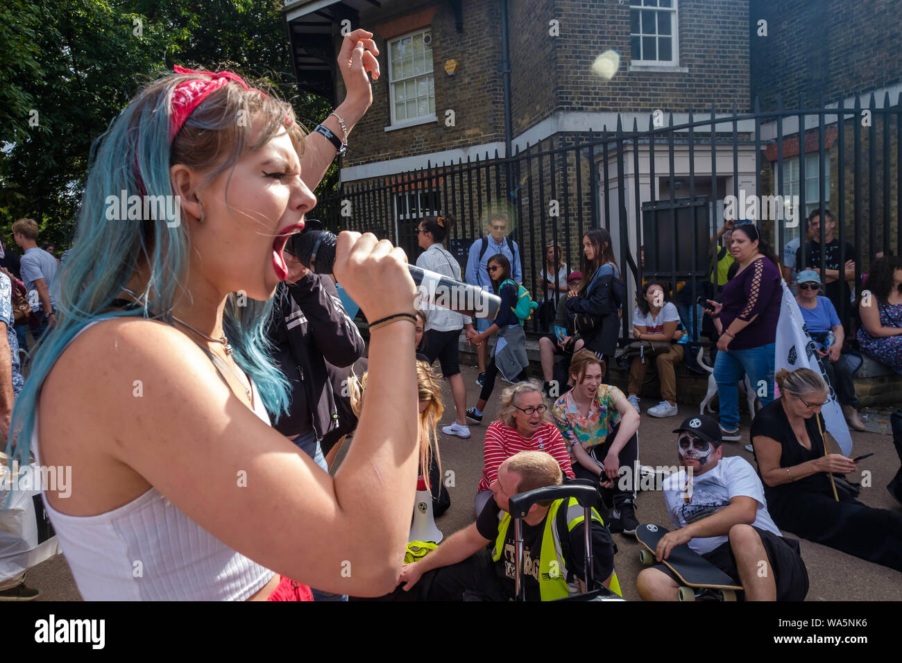 Londra, Regno Unito. Il 17 agosto 2019. Persone marzo dal sud-est di Londra estinzione Rebellion due giorni di festival di Blackheath comune per il Royal Observatory di Greenwich Park e tenere premuto un die-in per sottolineare che ci sono in esecuzione al di fuori del tempo per affrontare la catastrofe climatica che minaccia di estinzione globale. Die-in fuori l'ingresso all'Osservatorio simboleggiata che abbiamo tempo zero e che dobbiamo agire ora sul cambiamento climatico. Peter Marshall / Alamy Live ne Foto Stock