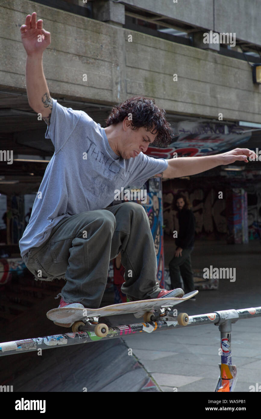 Skateboarder che mostra la sua abilità su una pista da skateboard a Londra, in un giorno di agosto. Foto Stock