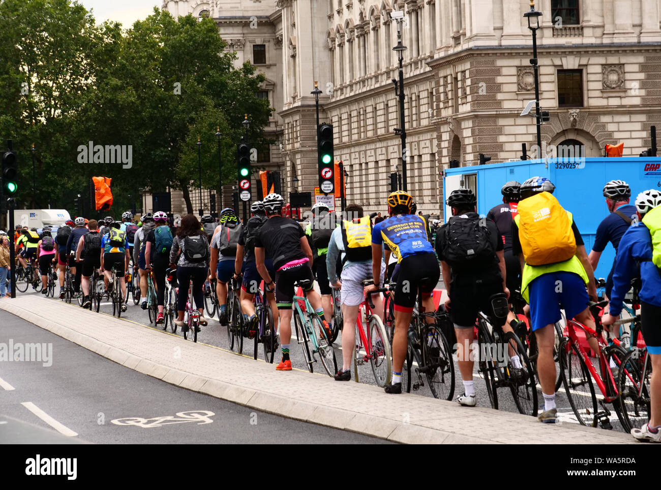 Pendolari ciclisti, qui si vede vicino Piazza del Parlamento, ciclo indietro home, proveniente dal lavoro per un giorno nel centro di Londra. Foto Stock