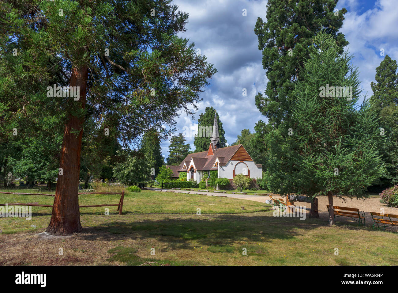 Esterno del tradizionale ortodossa greca Saint Edward chiesa del Santuario e della fraternità, Brookwood cimitero in uno storico edificio in stile vittoriano, Woking, Surrey Foto Stock