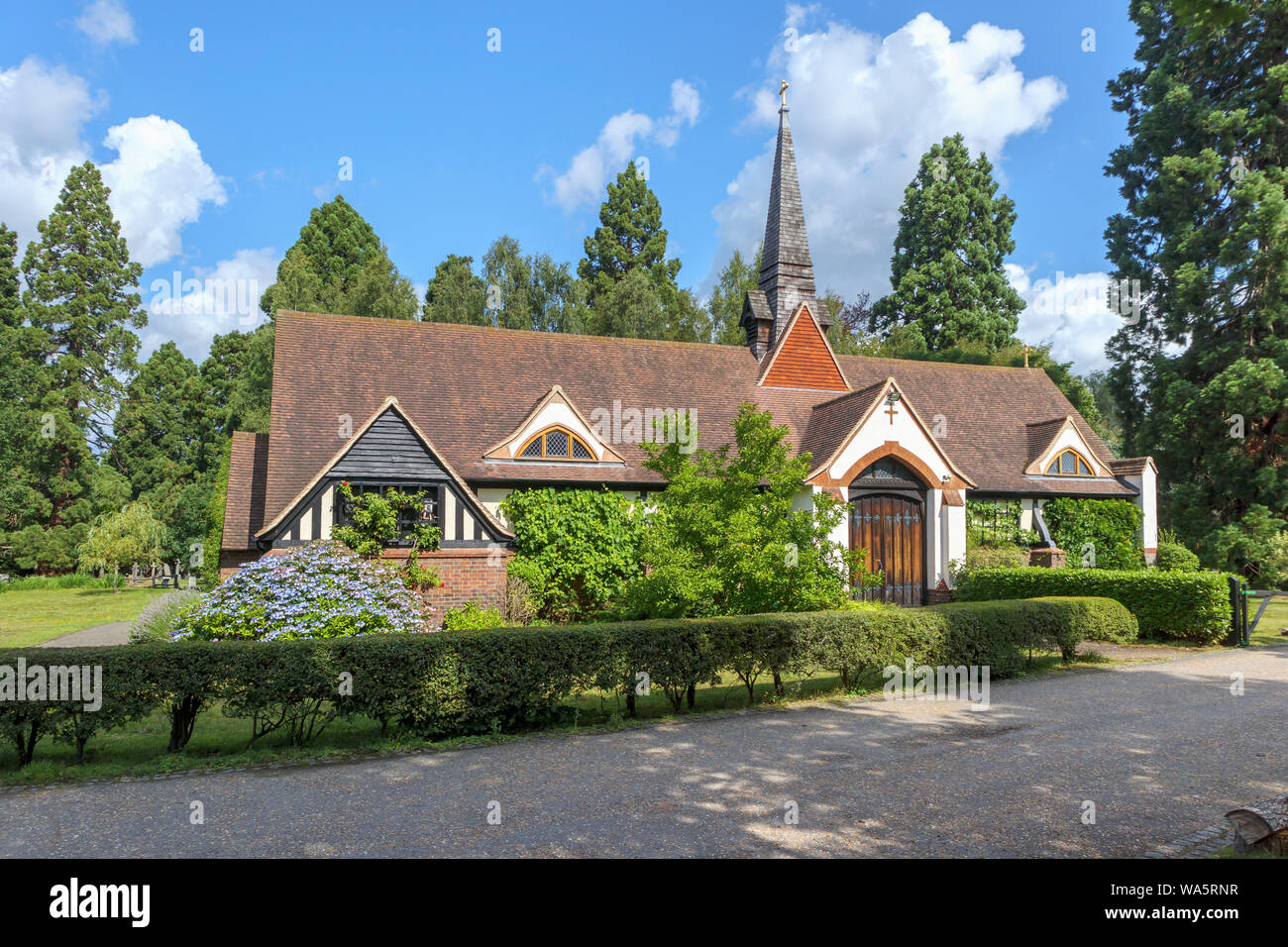 Esterno del tradizionale ortodossa greca Saint Edward chiesa del Santuario e della fraternità, Brookwood cimitero in uno storico edificio in stile vittoriano, Woking, Surrey Foto Stock