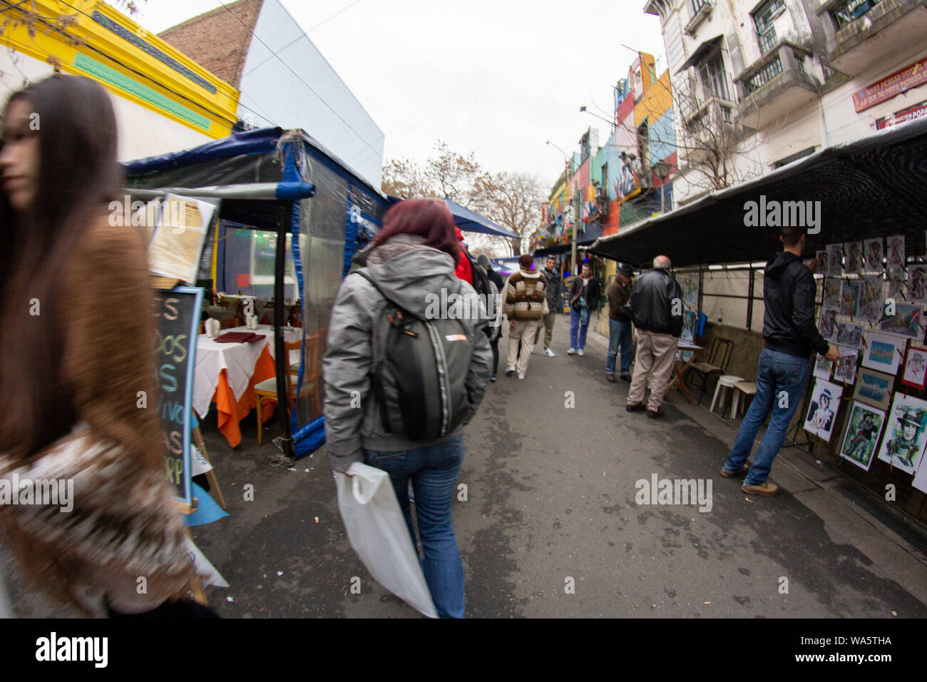 Buenos Aires, Argentina. La folla di gente che camminava per le strade e Boulevard de Caminito, Barrio de La Boca. Foto Stock