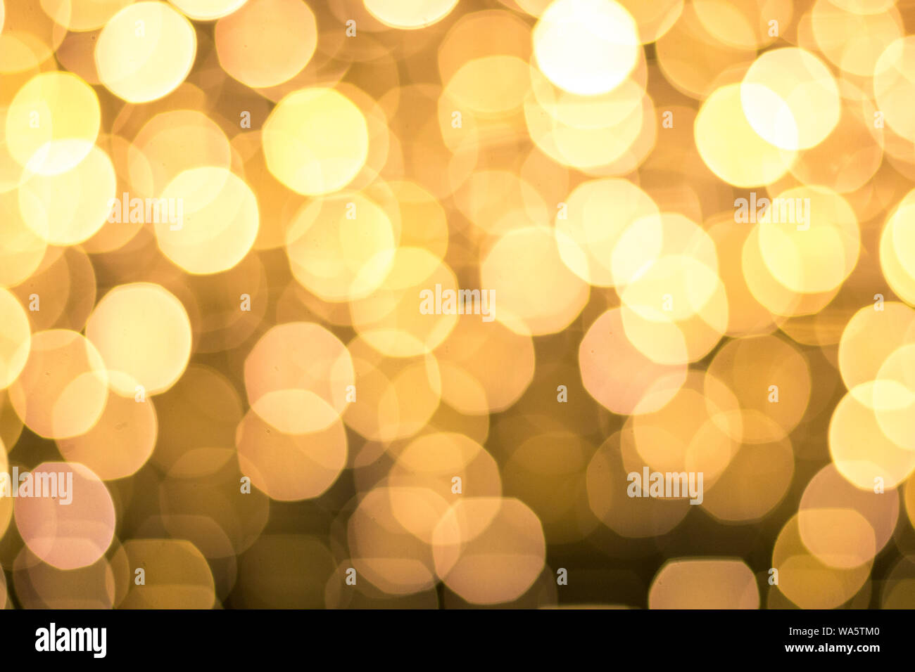 Bokeh giallo su sfondo nero Foto Stock