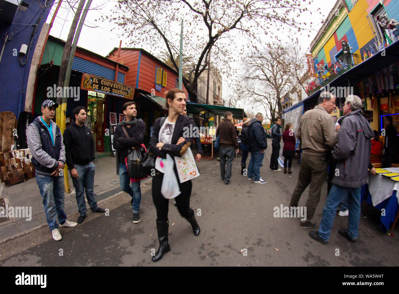 Buenos Aires, Argentina. La folla di gente che camminava per le strade e Boulevard de Caminito, Barrio de La Boca. Foto Stock