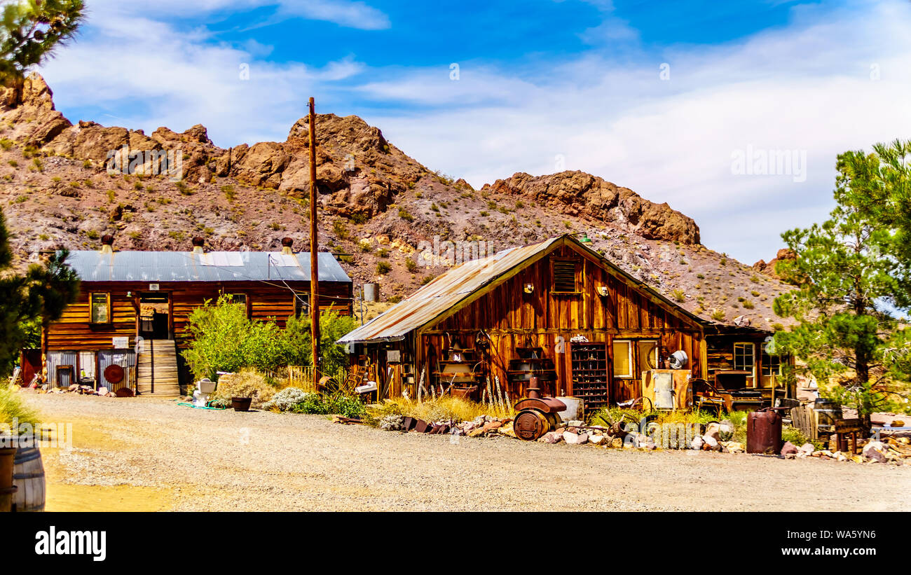 Vintage edifici e veicoli utilizzati in vecchi film sono ancora sul display nella vecchia città mineraria di El Dorado in Eldorado Canyon del deserto del Nevada Foto Stock