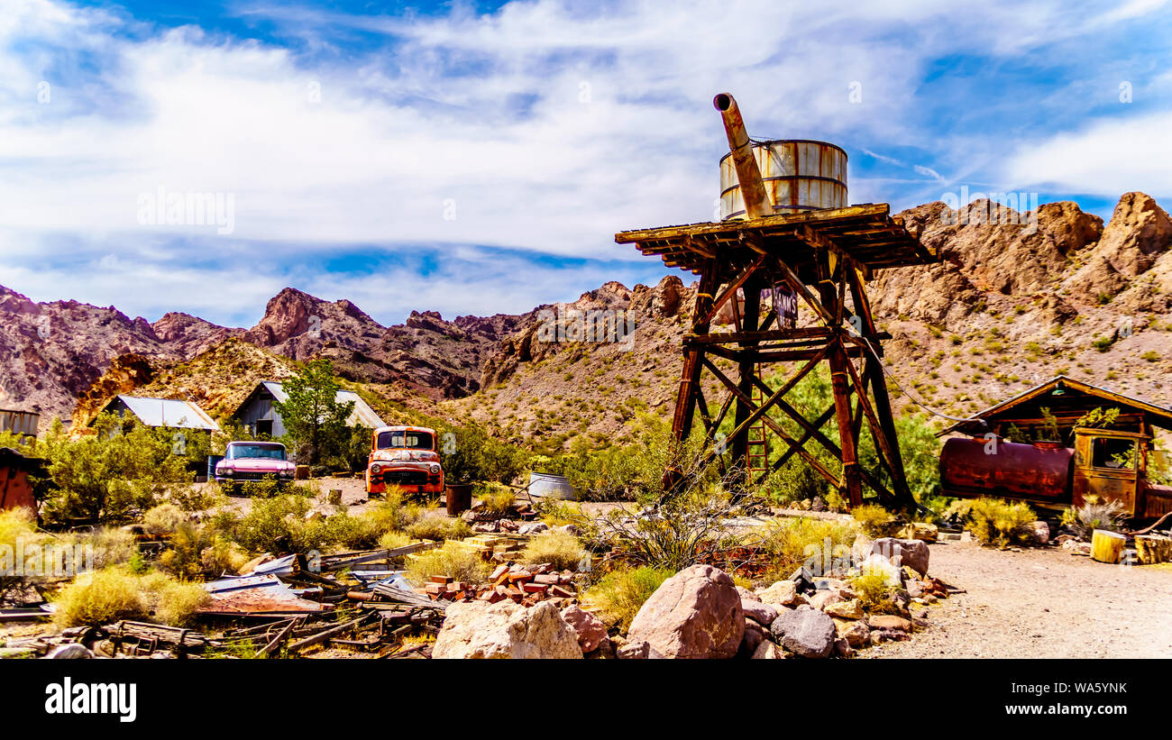 Vintage water tower e gli edifici utilizzati in diversi vecchi film, sono ancora nella vecchia città mineraria di El Dorado in Eldorado Canyon del deserto del Nevada Foto Stock