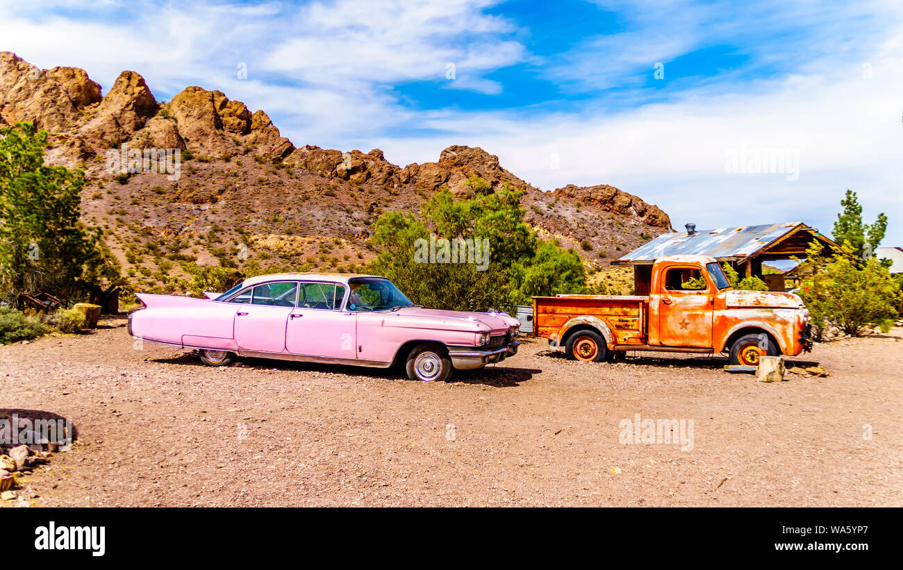 I veicoli d'epoca utilizzato in diversi vecchi film sono ancora sul display nella vecchia città mineraria di El Dorado in Eldorado Canyon del deserto del Nevada, STATI UNITI D'AMERICA Foto Stock
