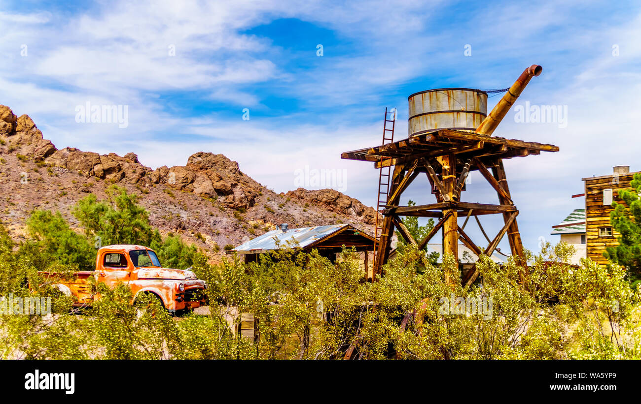 Vintage water tower e gli edifici utilizzati in diversi vecchi film, sono ancora nella vecchia città mineraria di El Dorado in Eldorado Canyon del deserto del Nevada Foto Stock