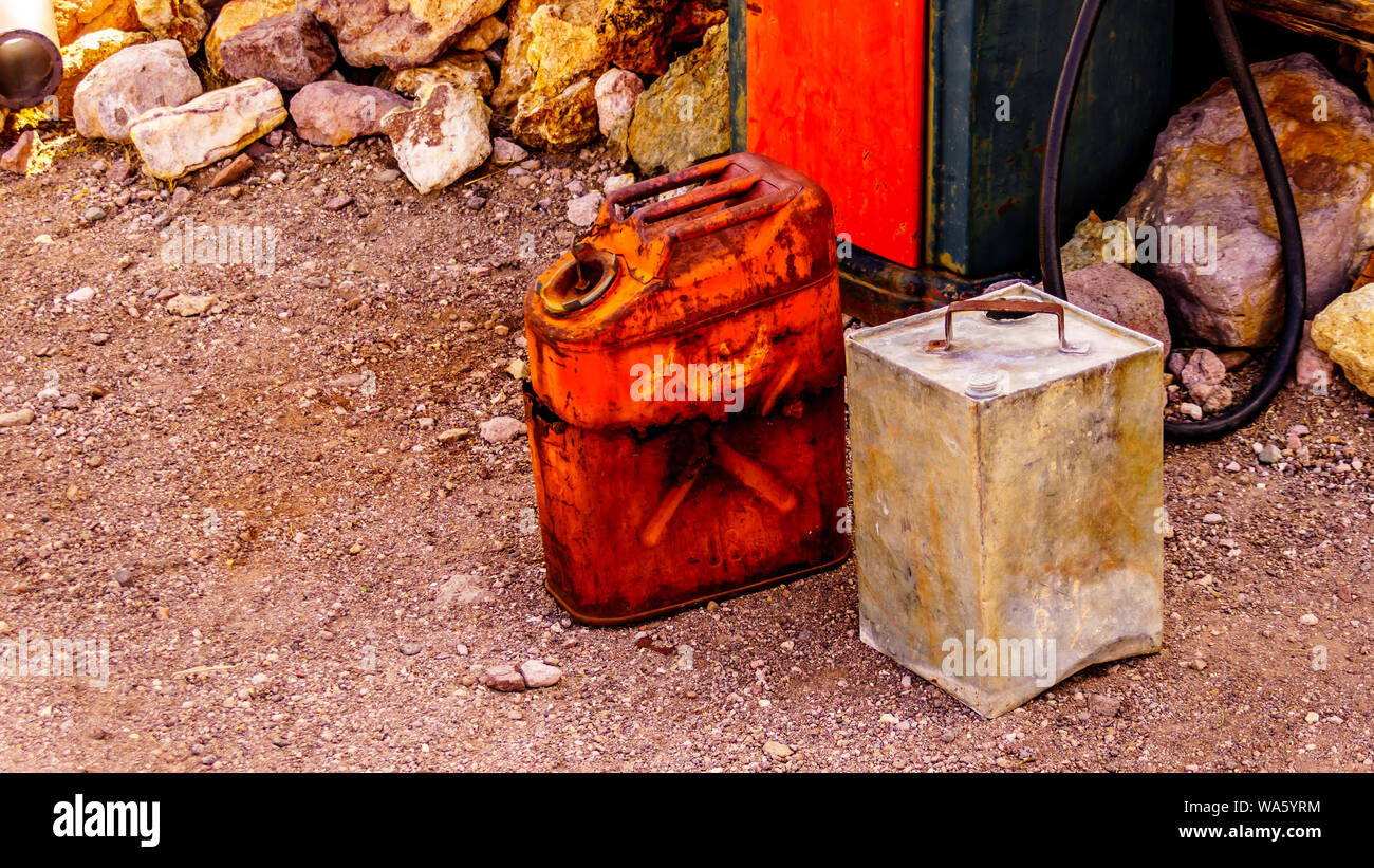 I bidoni di vintage usato in molti vecchi film sono ancora sul display nella vecchia città mineraria di El Dorado in Eldorado Canyon del deserto del Nevada, STATI UNITI D'AMERICA Foto Stock