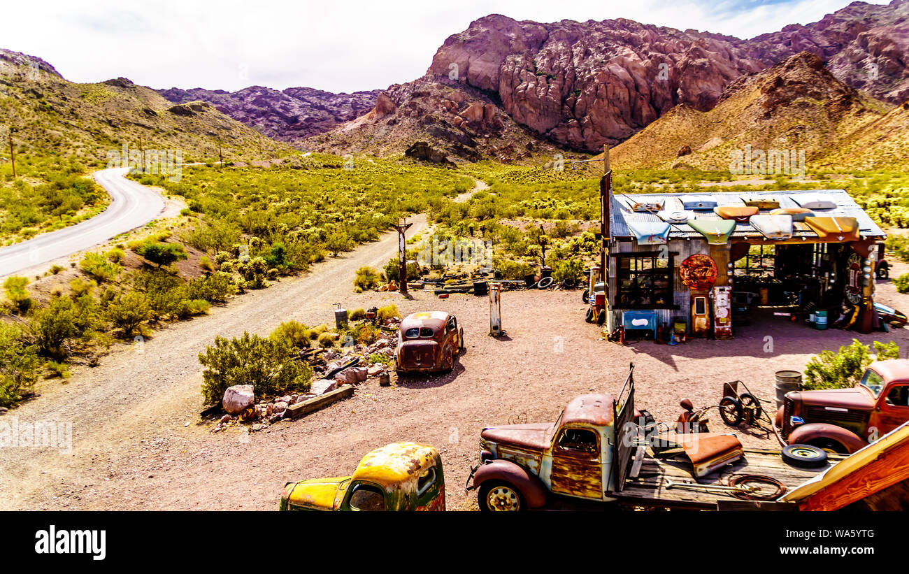 Gli edifici di vecchia costruzione, automobili e altri veicoli storici utilizzati nel film sono ancora nella vecchia città mineraria di El Dorado in Eldorado Canyon del deserto del Nevada Foto Stock