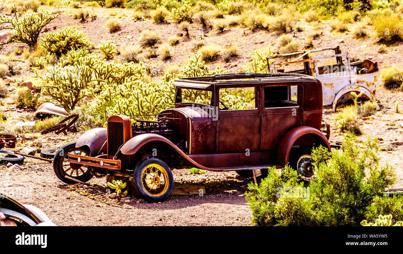 Vintage veicolo utilizzato in diversi vecchi film sono ancora sul display nella vecchia città mineraria di El Dorado in Eldorado Canyon del deserto del Nevada, STATI UNITI D'AMERICA Foto Stock