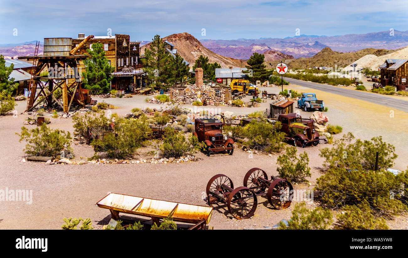 Gli edifici di vecchia costruzione, automobili e altri veicoli storici utilizzati nel film sono ancora nella vecchia città mineraria di El Dorado in Eldorado Canyon del deserto del Nevada Foto Stock