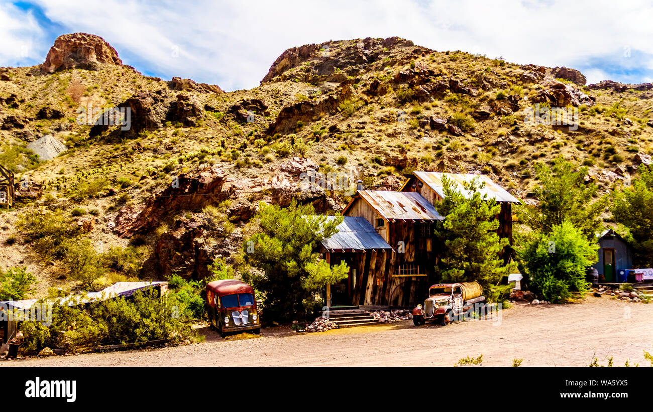 Vintage edifici e veicoli utilizzati in vecchi film sono ancora sul display nella vecchia città mineraria di El Dorado in Eldorado Canyon del deserto del Nevada Foto Stock