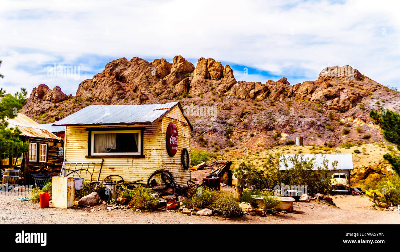 Edifici d'epoca e altri puntelli utilizzati in vecchi film sono ancora nella vecchia città mineraria di El Dorado in El Dorado canyon del deserto del Nevada, STATI UNITI D'AMERICA Foto Stock
