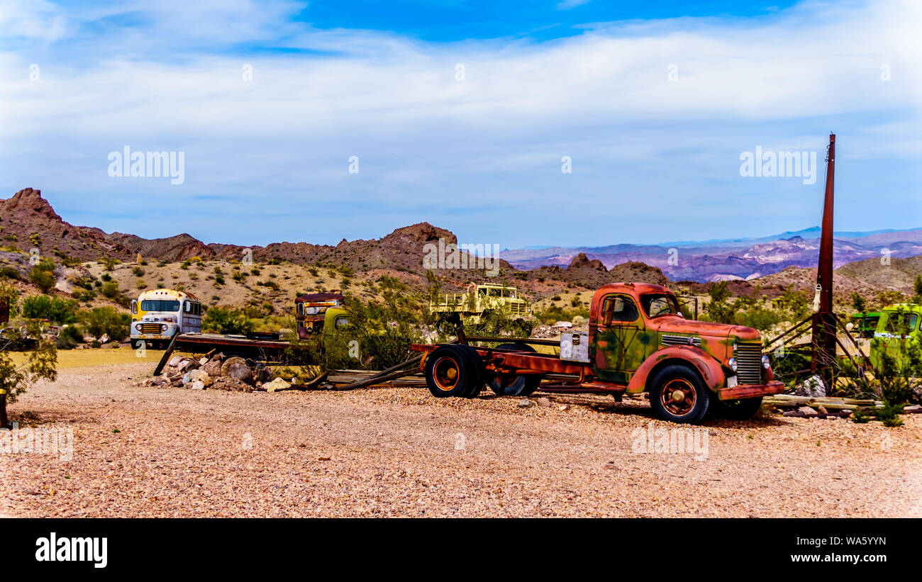 I veicoli d'epoca utilizzato in diversi vecchi film sono ancora sul display nella vecchia città mineraria di El Dorado in Eldorado Canyon del deserto del Nevada, STATI UNITI D'AMERICA Foto Stock