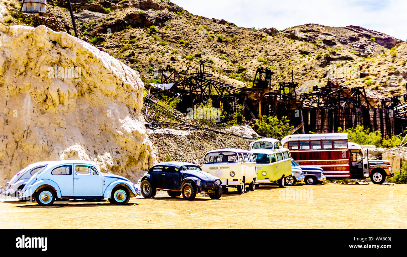I veicoli d'epoca, utilizzato in parecchi film sono ancora sul display nella vecchia città mineraria di El Dorado in Eldorado Canyon del deserto del Nevada, STATI UNITI D'AMERICA Foto Stock