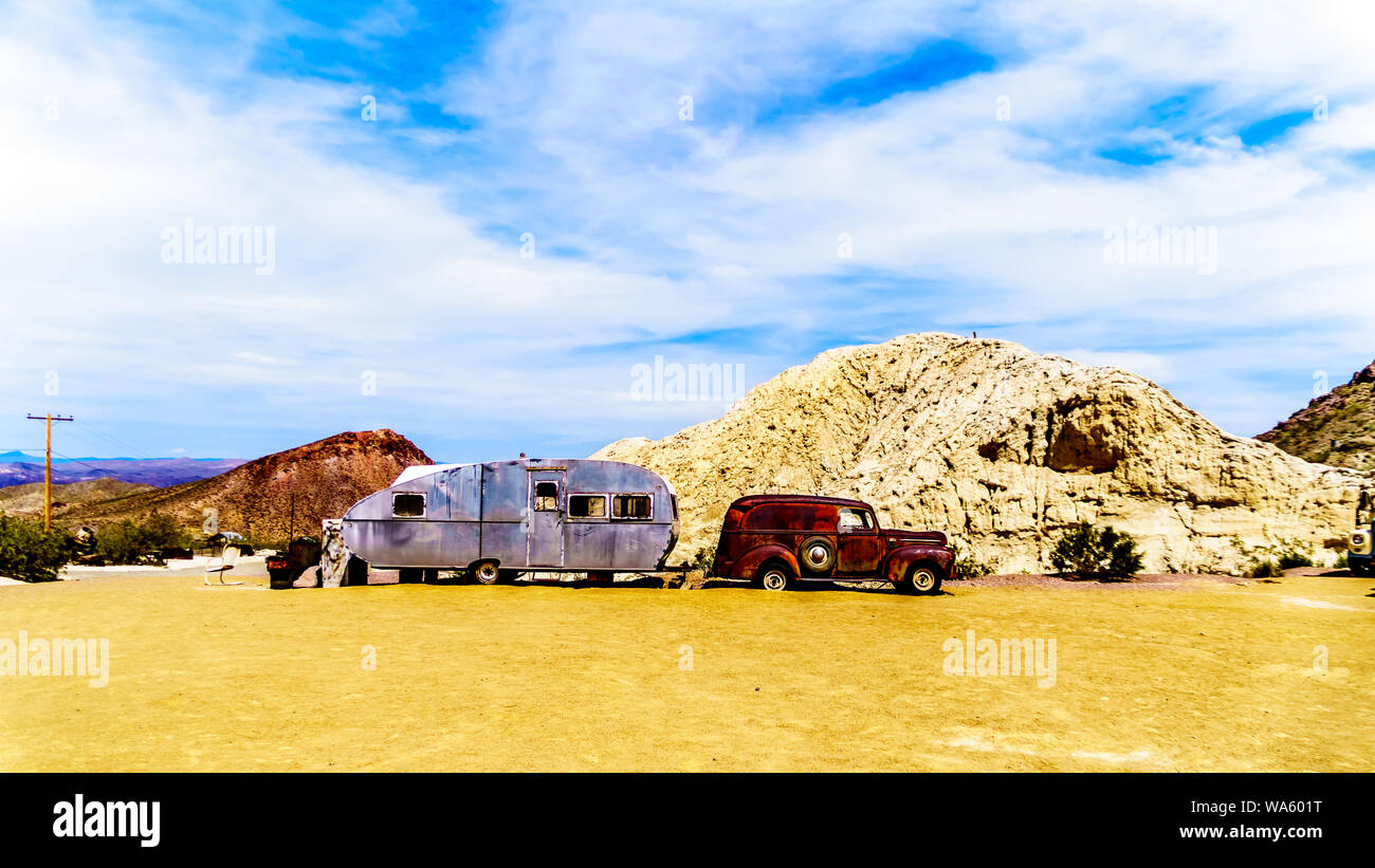 Vintage station wagon e rimorchio, utilizzato in parecchi film sono sul display nella vecchia città mineraria di El Dorado in Eldorado Canyon in Nevada, STATI UNITI D'AMERICA Foto Stock