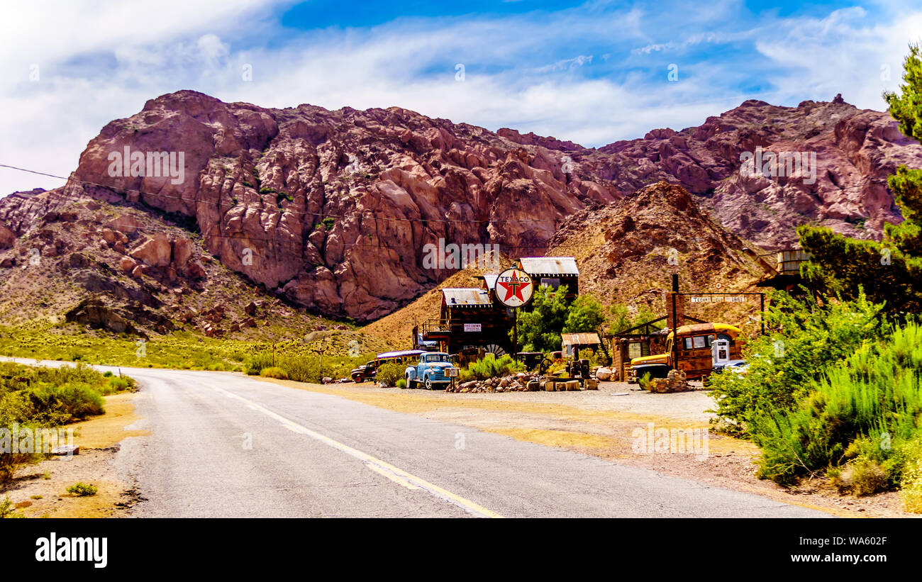 Autostrada SR165 corre attraverso la vecchia città mineraria di El Dorado in El Dorado canyon del deserto del Nevada, STATI UNITI D'AMERICA Foto Stock