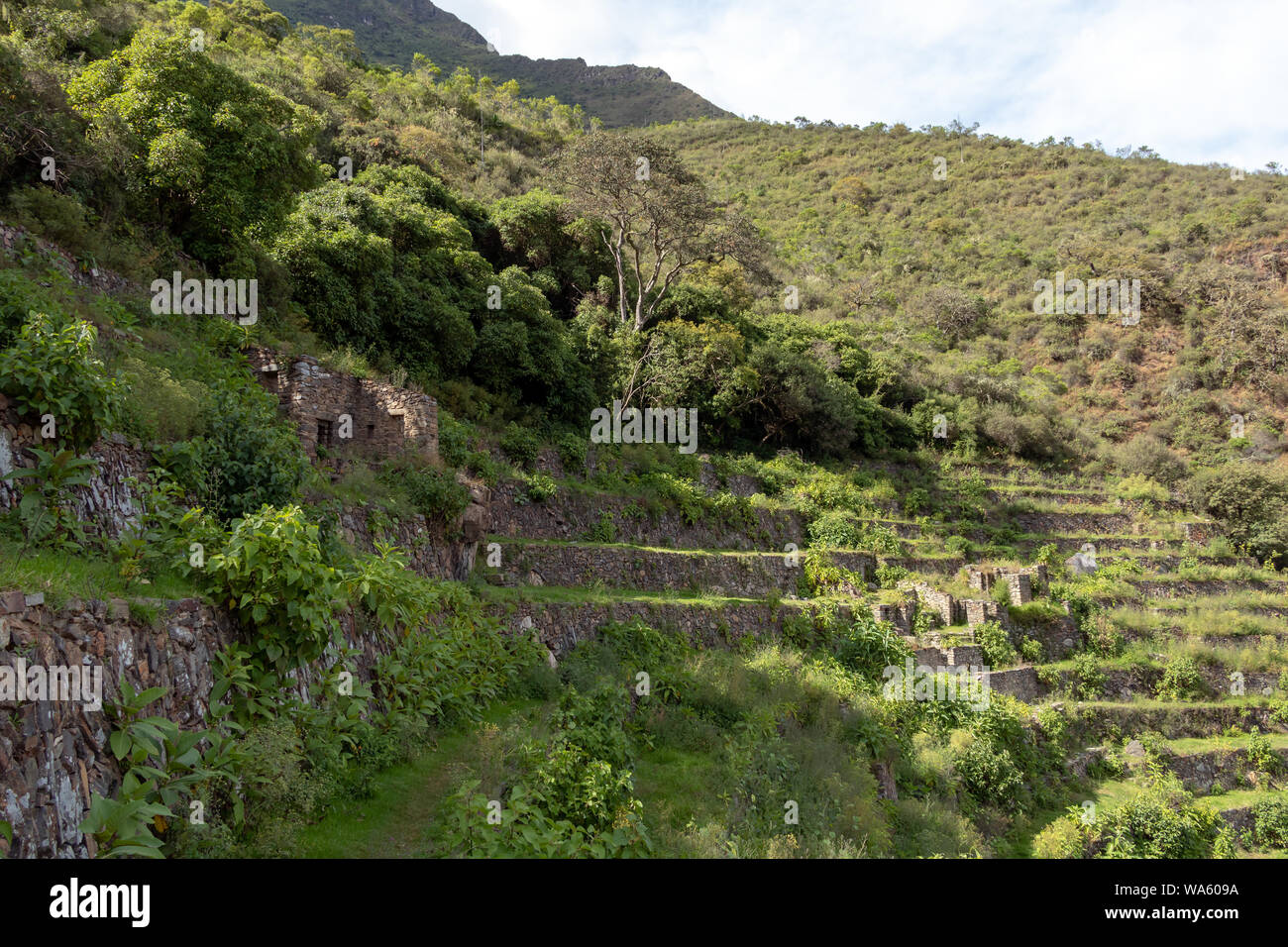 Pinchinuyok antiche rovine Inca con alta altitudine scenario, cime e le nuvole sopra il canyon verde. Il Senso - Inka - Machu Picchu, essere Foto Stock