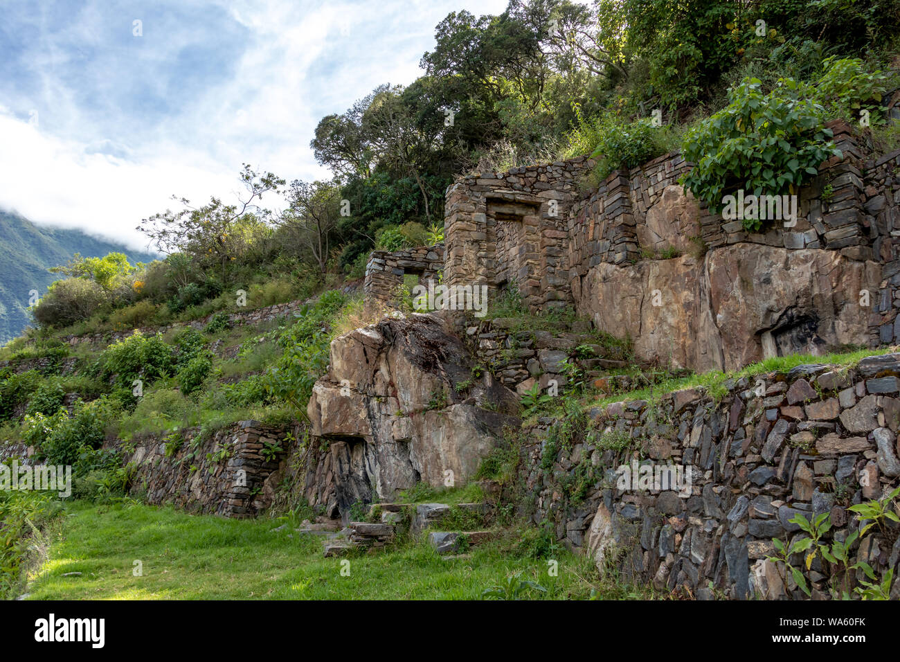 Pinchinuyok antiche rovine Inca con alta altitudine scenario, cime e le nuvole sopra il canyon verde. Il Senso - Inka - Machu Picchu, essere Foto Stock