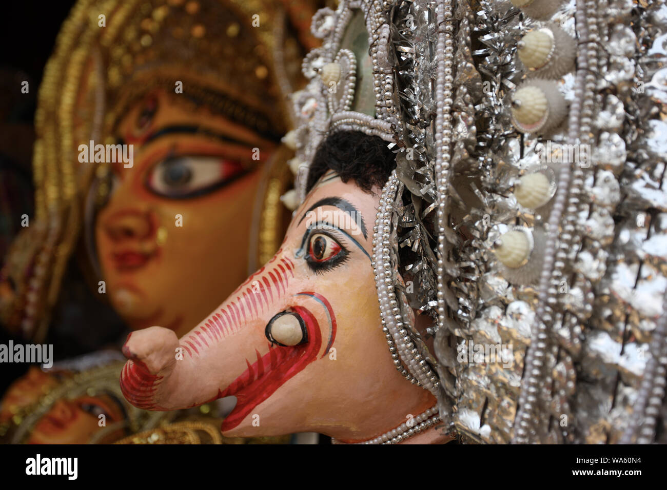 Maschere di Dea Durga e Ganesha in vendita a Surajkund Crafts Mela, Surajkund, Faridabad, Haryana, Foto Stock