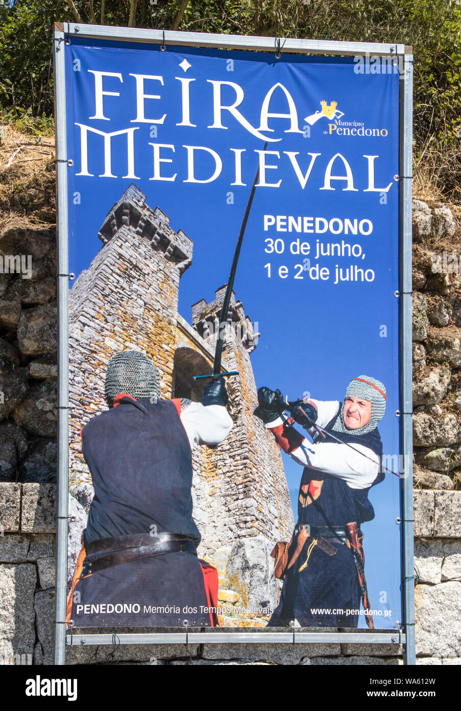 Penedono , Portogallo - Luglio 1, 2017 - segno in città annuncia la fiera medievale per il fine settimana Foto Stock