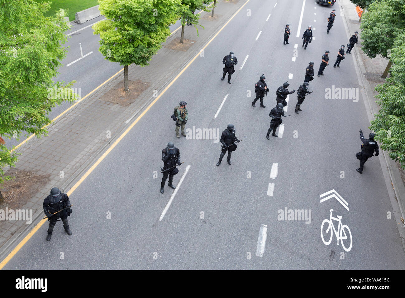 La polizia di Portland raccogliere durante la "fine del terrorismo interno" al rally di Tom McCall Waterfront Park il 17 agosto 2019 a Portland, Oregon. Organizzato come una manifestazione di protesta contro l'anti-fascisti da destra host radio Joe Biggs e membri dell'orgoglioso Boys, il rally ha attratto un grande contingente di counterprotesters comprese Città Rosa Antifa. Foto Stock