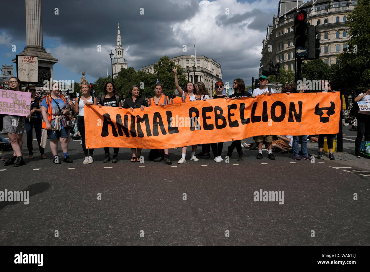 Gli attivisti di tenere un banner dicendo animali ribellione durante la protesta a Londra.di attivisti per i diritti degli animali hanno marciato nel centro di Londra per protestare contro la crudeltà nei confronti degli animali e anche di esigere un fine sulla pesca, l'allevamento e la sperimentazione animale. Foto Stock