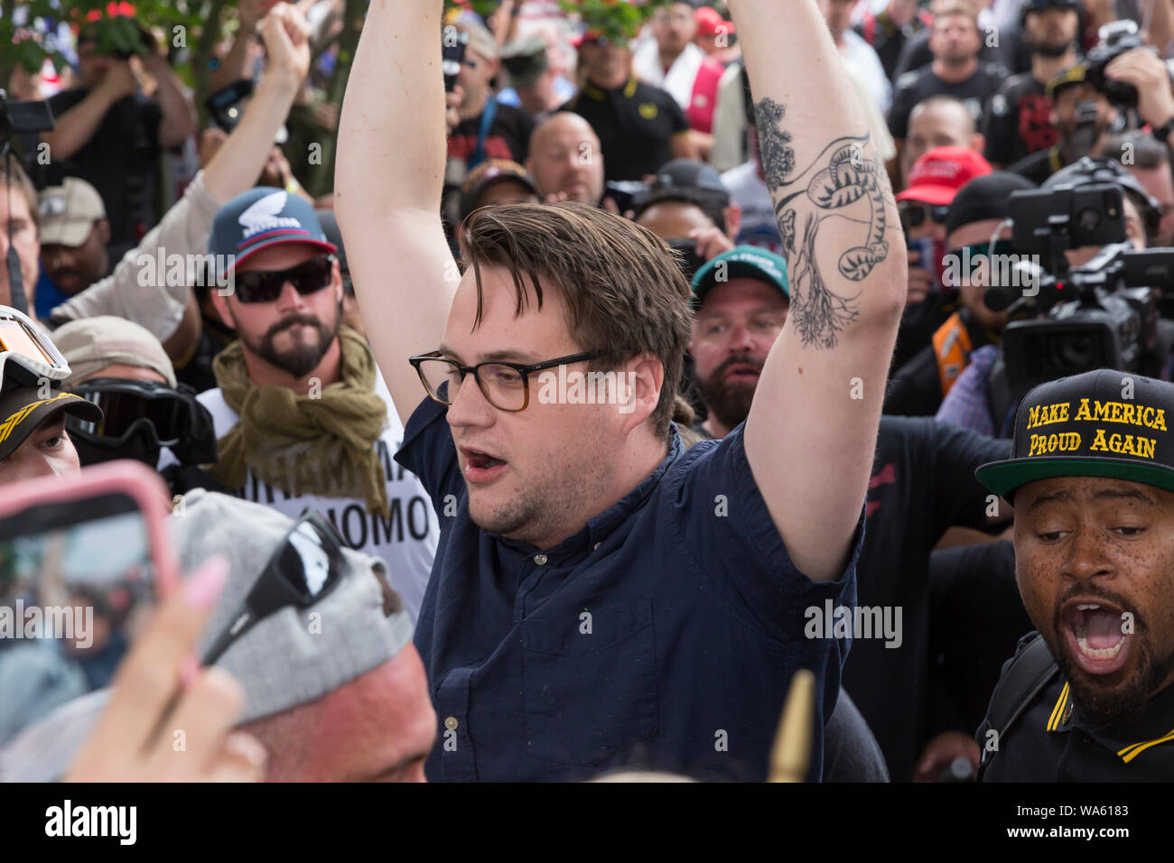 Un counterprotester viene rimosso dalla polizia di Portland durante la "fine del terrorismo interno" al rally di Tom McCall Waterfront Park il 17 agosto 2019 a Portland, Oregon. Organizzato come una manifestazione di protesta contro l'anti-fascisti da destra host radio Joe Biggs e membri dell'orgoglioso Boys, il rally ha attratto un grande contingente di counterprotesters comprese Città Rosa Antifa. Foto Stock