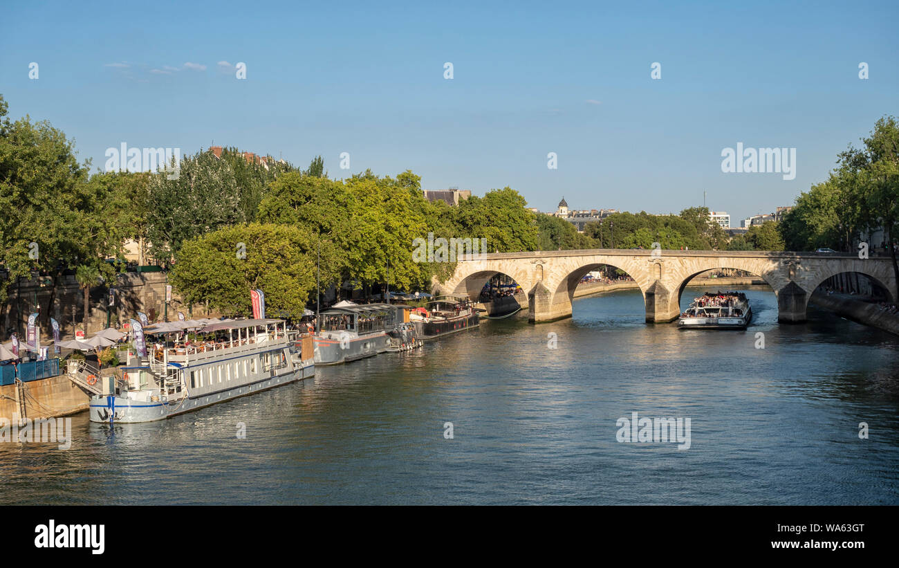 PARIGI, FRANCIA - 02 AGOSTO 2018: Il fiume Senna e Pont Marie con giro turistico in barca sulla riva Quai de la Hotel de Ville Foto Stock