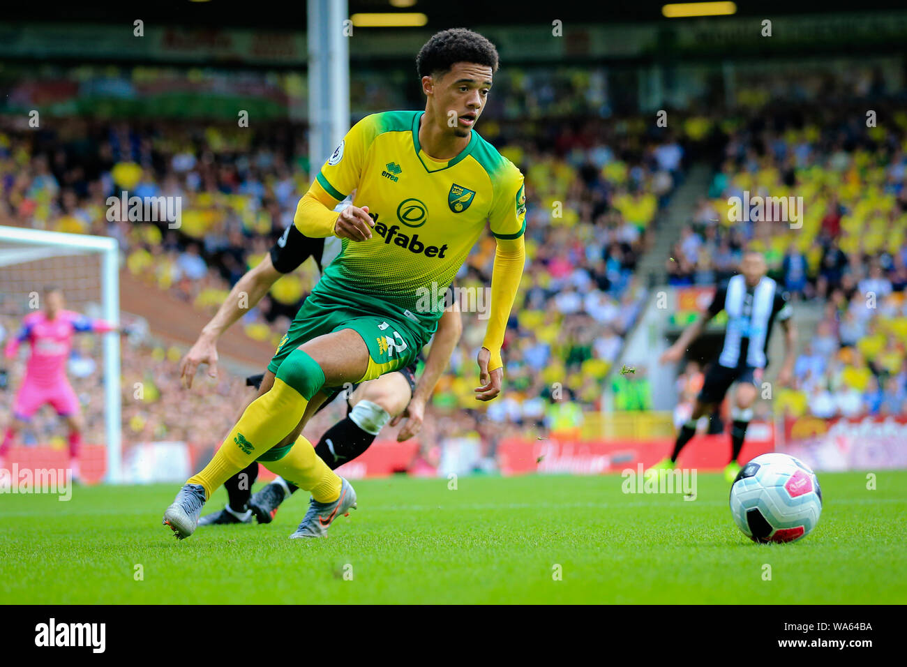 17 agosto 2019, Carrow Road, Norwich ; Premier League Football, Norwich City vs Newcastle United : Jamal Lewis (12) di Norwich City con la sfera Credito: Georgie Kerr/News immagini English Football League immagini sono soggette a licenza DataCo Foto Stock