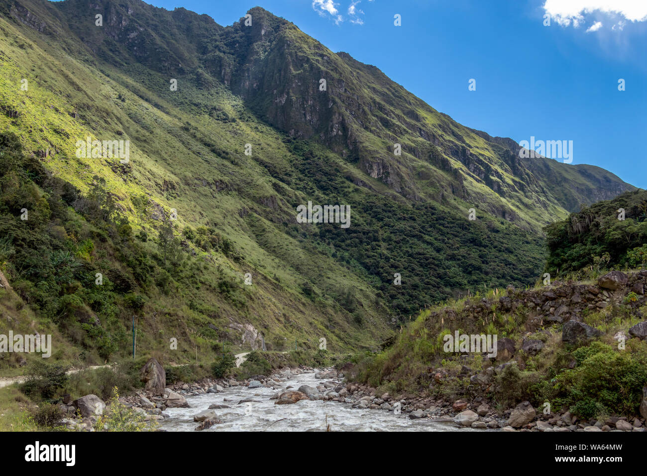 Santa Teresa fiume nel verde lussureggiante valle, paesaggio delle montagne peruviane al sentiero escursionistico a Machu Picchu, Perù, Sud America Foto Stock