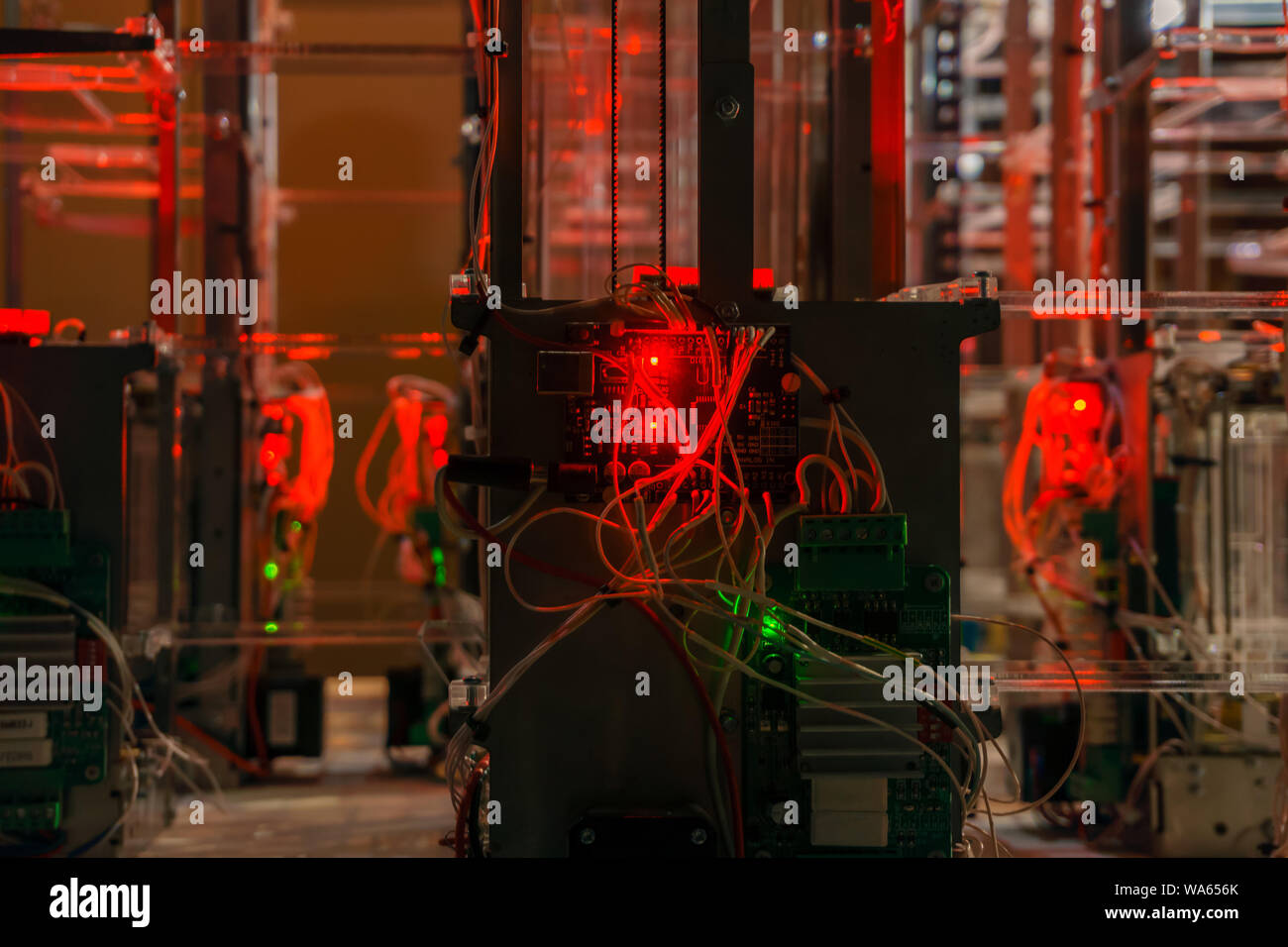 Abstract sfondo con alcune apparecchiature elettroniche e disegni con LED rosso Foto Stock