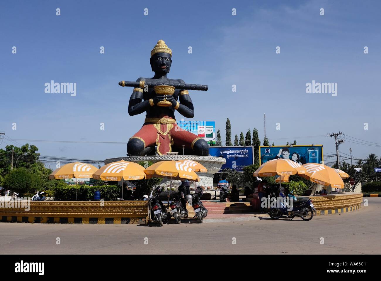 Statua del bracciante agricolo che divenne re Dambong grazie ad una bacchetta magica, origine del nome della Cambogia la seconda città di Battambang Foto Stock