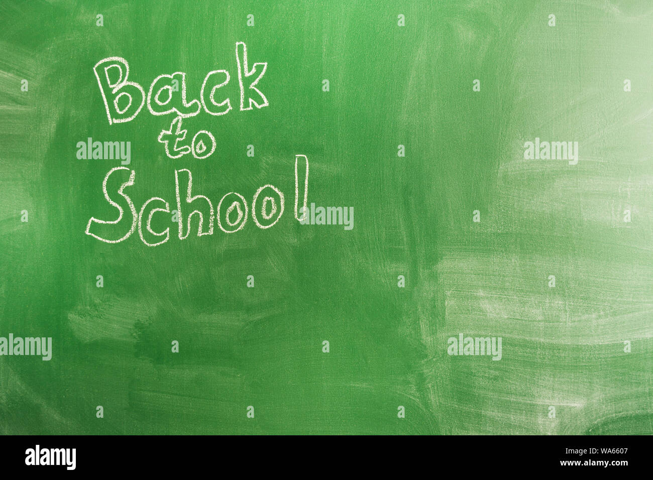 Si torna a scuola concetto con parole scritte in gesso sulla lavagna verde. L inizio dell anno scolastico. Spazio di copia Foto Stock