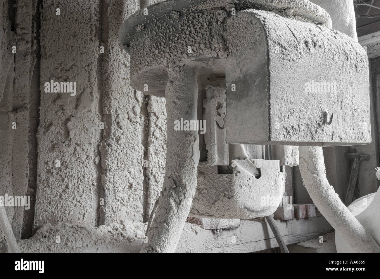Parte di polvere di farina e polvere elettrica portatile frantumatore di grani per agriturismo Foto Stock