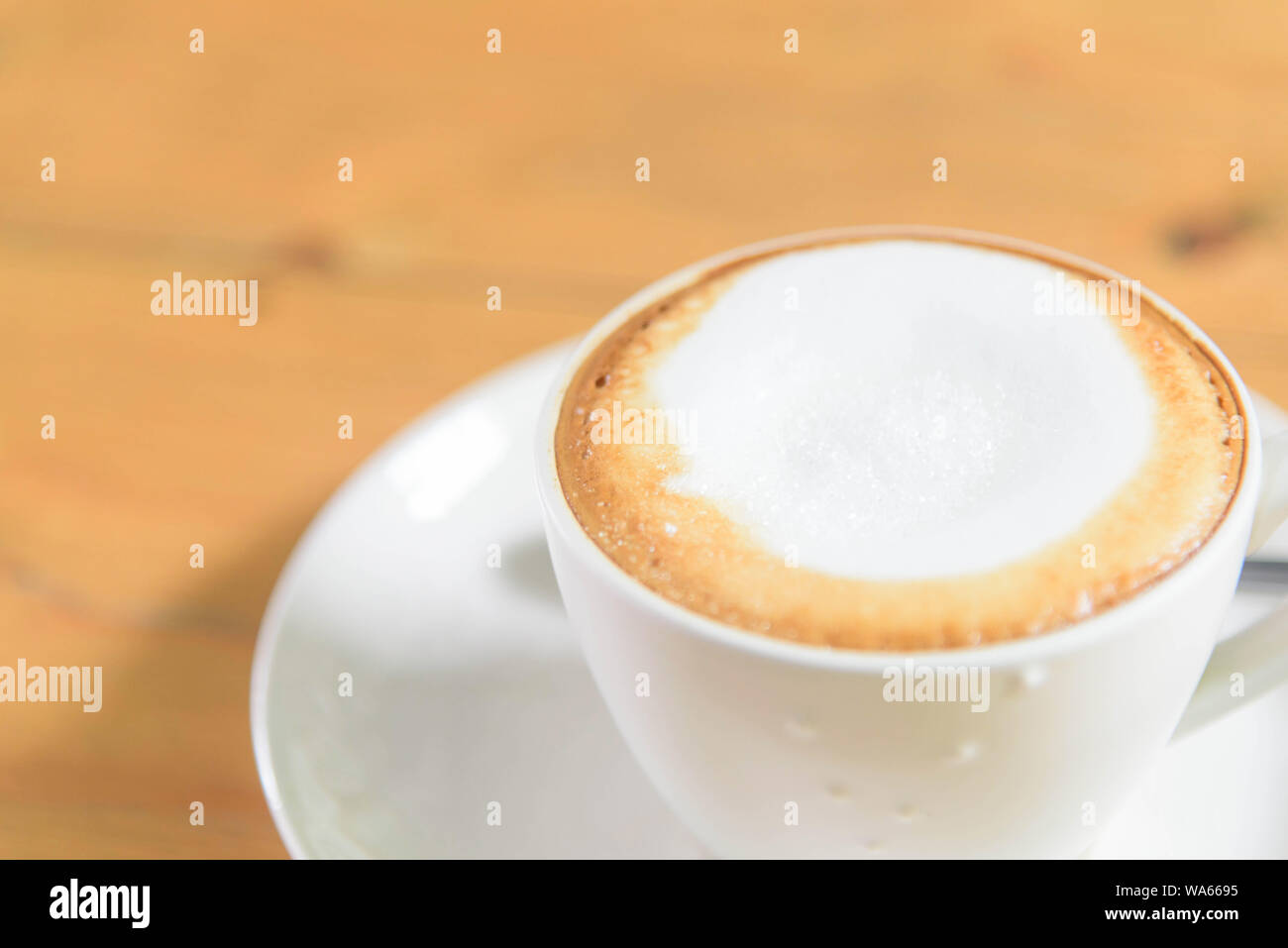 Aggiungere lo zucchero di caffè caldo Foto Stock