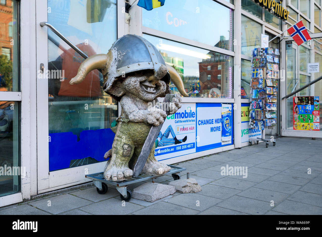 Malmo, Svezia - 13 Luglio 2019: Il troll doll all'ingresso del negozio di souvenir Foto Stock