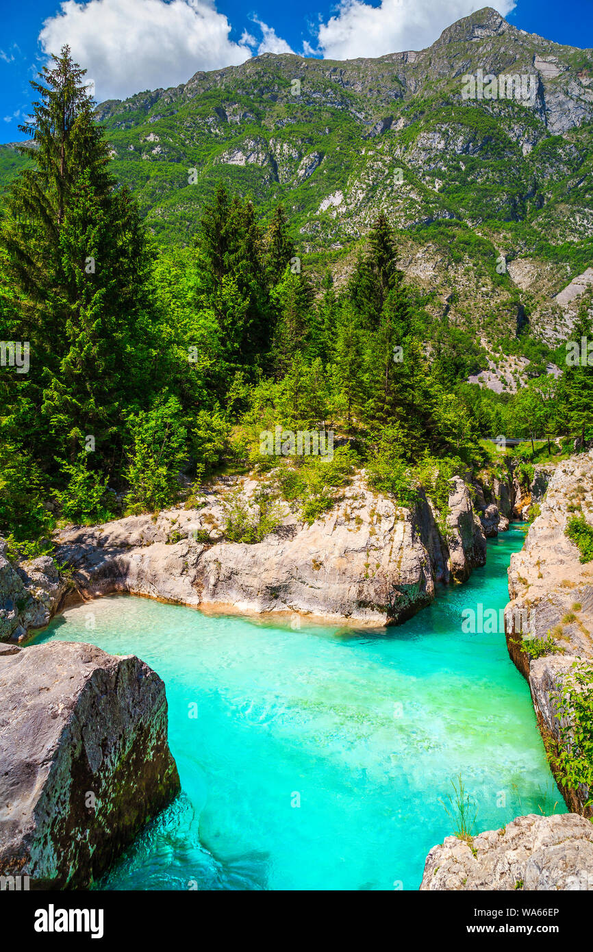 Bellissimo il rafting e il kayak posto in Europa. Ben noto luogo di ricreazione e kayak destinazione. Turchese spettacolare fiume Soca e strette gorg Foto Stock