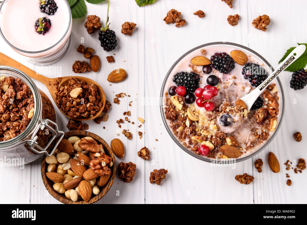 Muesli croccante di miele muesli con yogurt naturale, freschi frutti di  bosco, cioccolato e noci in una ciotola contro uno sfondo luminoso, cibo  sano, close-up, oriz Foto stock - Alamy