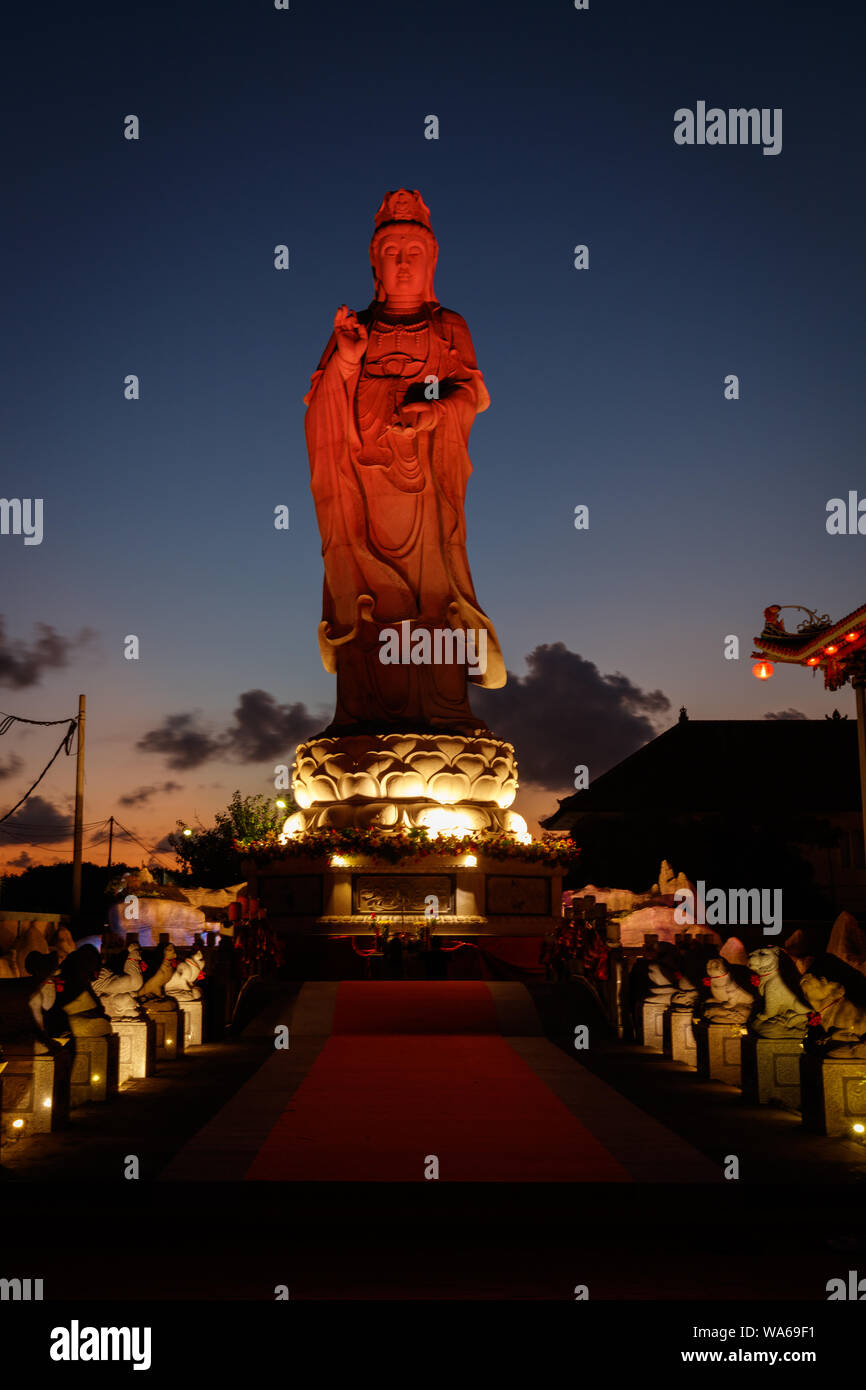 Statua di Tianhou Mazu, Mare Cinese dea a Vihara Satya Dharma, Cinese Tempio buddista. Porto di Benoa Bali, Indonesia. Notte tempo. Foto Stock