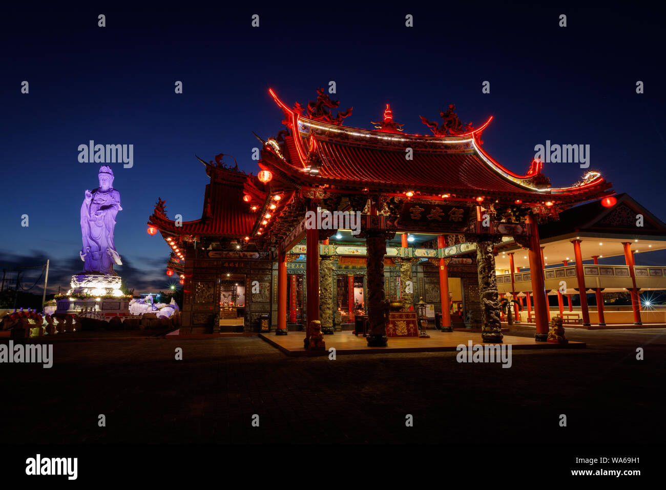 Vihara Satya Dharma, Cinese Tempio Buddista, onorando Tianhou Mazu, Mare Cinese dea. Tanjung Benoa Bali, Indonesia. Notte tempo. Foto Stock