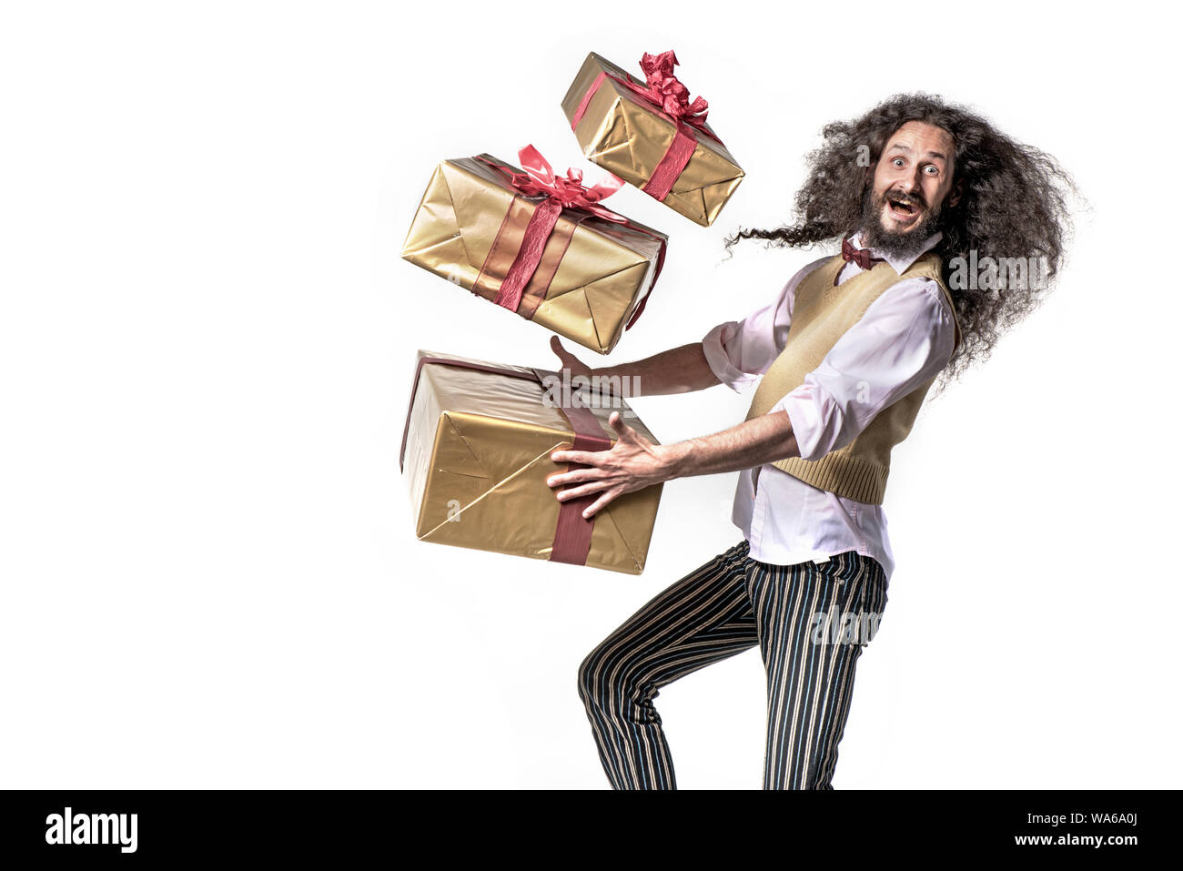 Ritratto concettuale di un uomo colorato in esecuzione con un sacco di regali Foto Stock