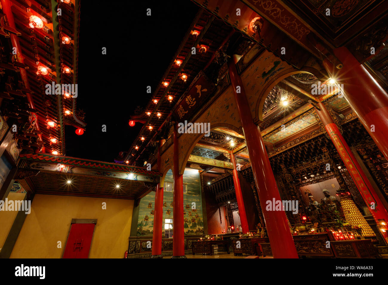 Interno del Vihara Satya Dharma, Cinese Tempio Buddista, onorando Tianhou Mazu, Mare Cinese dea. Tanjung Benoa Bali, Indonesia. Notte tempo. Foto Stock