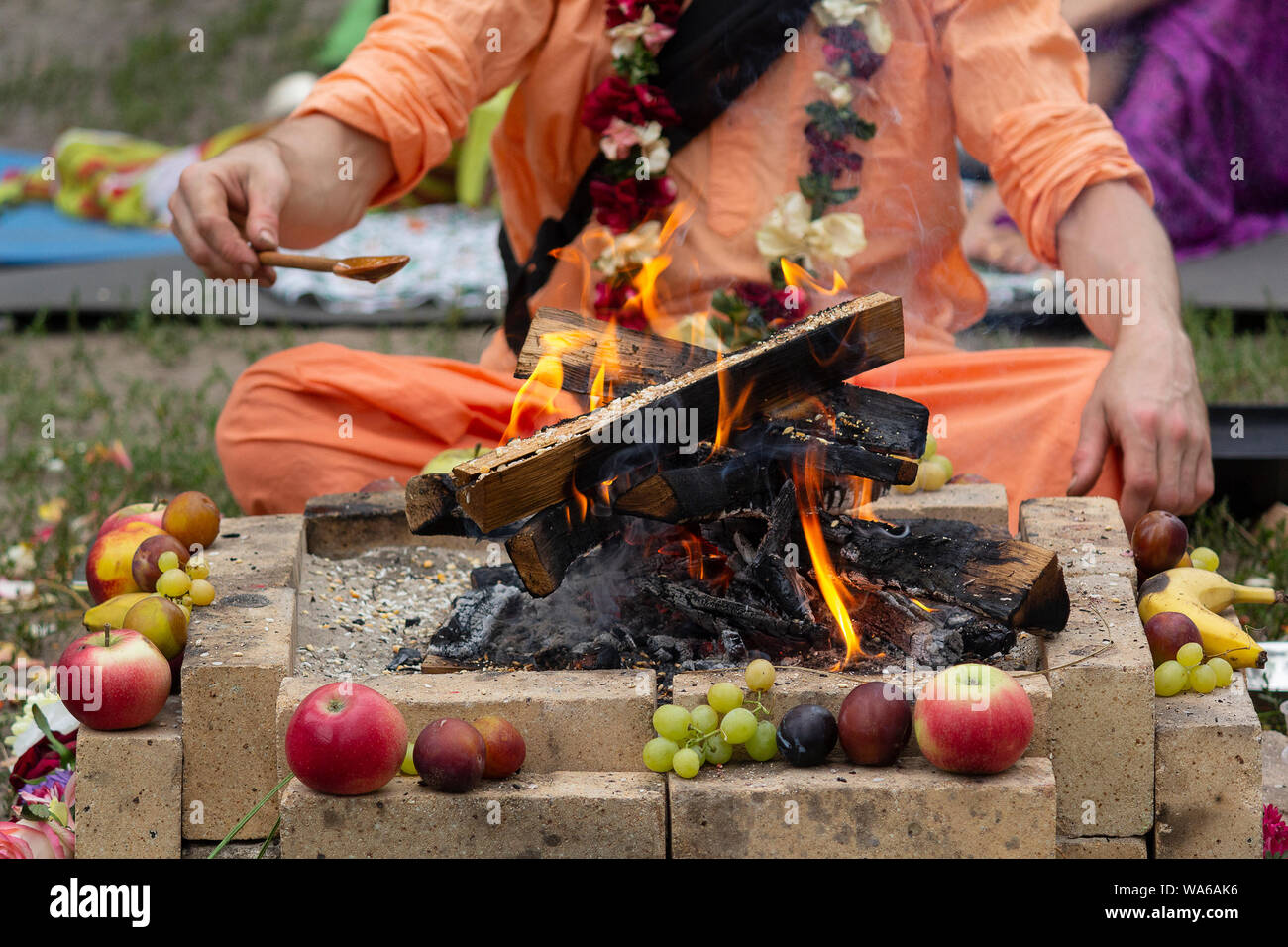 Rituale indù con la cottura e la preghiera la lettura Foto Stock