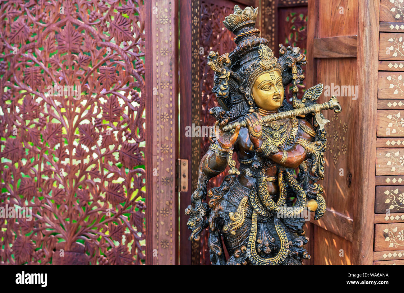 Dio indù Krishna. Statuetta di Krishna suonare il flauto. Foto Stock