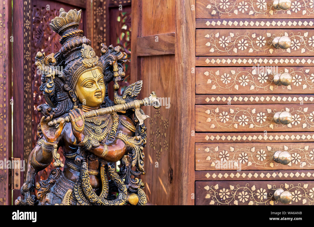Dio indù Krishna. Statuetta di Krishna suonare il flauto. Foto Stock